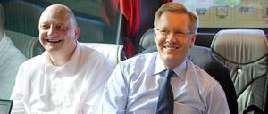 Vor einem Jahr waren Olaf Glaeseker und Christian Wulff noch unzertrennlich und hätten sicherlich erklärt, sie seien Freunde. Jetzt sehen sie sich wohl bald vor Gericht wieder.