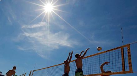 Wer bei hohen Temperaturen Sport macht, sollte viel trinken.