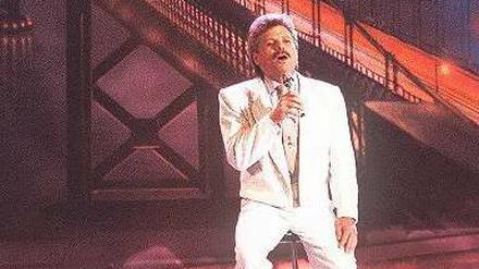 Die Nebel des Kommerzes. Scott McKenzie in späteren Jahren, vor Studiokulisse mit der Golden Gate Bridge. Was er hier wohl gerade singt? Foto: teutopress
