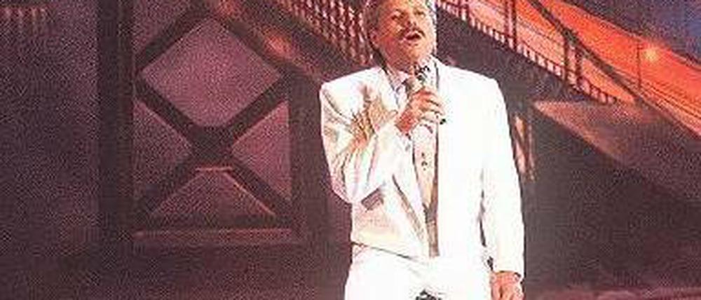 Die Nebel des Kommerzes. Scott McKenzie in späteren Jahren, vor Studiokulisse mit der Golden Gate Bridge. Was er hier wohl gerade singt? Foto: teutopress