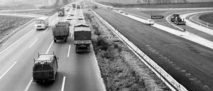 Eine Mittelleitplanke gab es auf der ersten Autobahn (links) anfangs nicht. Das Archivfoto von 1966 zeigt den Ausbau auf eine Gesamtbreite von 40 Metern. Foto: dpa