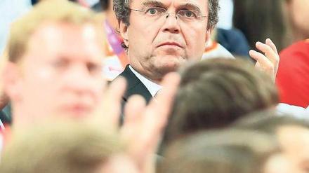 Hans-Peter Friedrich, 55, ist als Bundesinnenminister auch für den Sport zuständig. Wegen seiner Sicherheitspolitik in Deutschland in der Kritik, scheint sich der CSU-Politiker bei den Olympischen Spielen in London sichtlich wohler zu fühlen.
