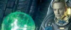 Begegnung der grünen Art. Michael Fassbender als wohlerzogener, hochintelligenter, aber hinterhältiger Android. 