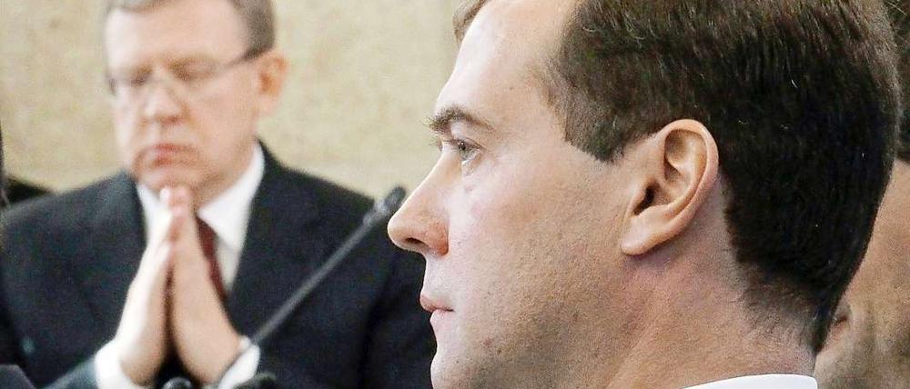 Da hilft kein Beten: Dmitri Medwedew (vorn) kennt im Fall Alexej Kudrin keine Gnade.
