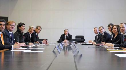 Volles Programm. Am Senatstisch wird kontrovers diskutiert. Uneinigkeit herrscht beispielsweise zwischen den Senatoren Nußbaum (li.) und Müller (re.) über die Liegenschaftspolitik – Regierungschef Wowereit hat am Tischende noch kein Machtwort gesprochen, Innensenator Frank Henkel (re.) hält sich ebenfalls raus. Die Wirtschaftssenatorin von Obernitz (li.) will sich für die „Spätis“ einsetzen. 