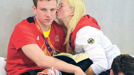 Wenigstens sie haben sich noch lieb. Britta Steffen und Paul Biedermann trösteten sich nach dem deutschen Schwimmdebakel öffentlich. Foto: dpa
