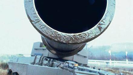 Umstrittene Panzer. Von geplanten Waffengeschäften wollen Abgeordnete nicht aus den Medien erfahren. Foto: Ulrich Baumgarten/vario images