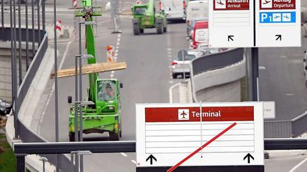 Fliegen - oder nicht fliegen? Auch hinter dem Eröffnungstermin März 2013 für den künftigen Großflughafen steht mittlerweile ein großes Fragezeichen.