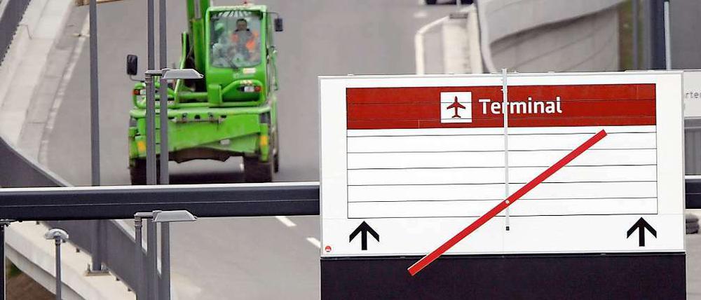 Fliegen - oder nicht fliegen? Auch hinter dem Eröffnungstermin März 2013 für den künftigen Großflughafen steht mittlerweile ein großes Fragezeichen.