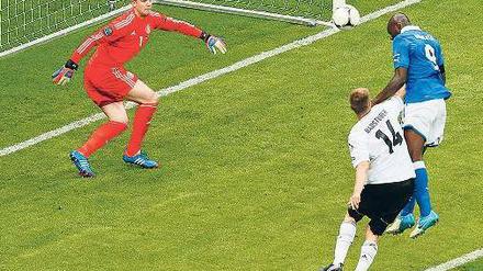 Eingenickt. Mario Balotelli überspringt Holger Badstuber vor dem 1:0 und lässt Manuel Neuer keine Chance. Foto: dapd