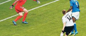 Eingenickt. Mario Balotelli überspringt Holger Badstuber vor dem 1:0 und lässt Manuel Neuer keine Chance. Foto: dapd