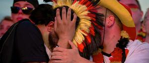 Diese Fans trauerten friedlich. Andere ließen ihren Aggressionen freien Lauf.