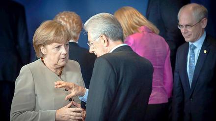 Angela Merkel beim Gespräch in Brüssel mit Italiens Ministerpräsident Mario Monti. 