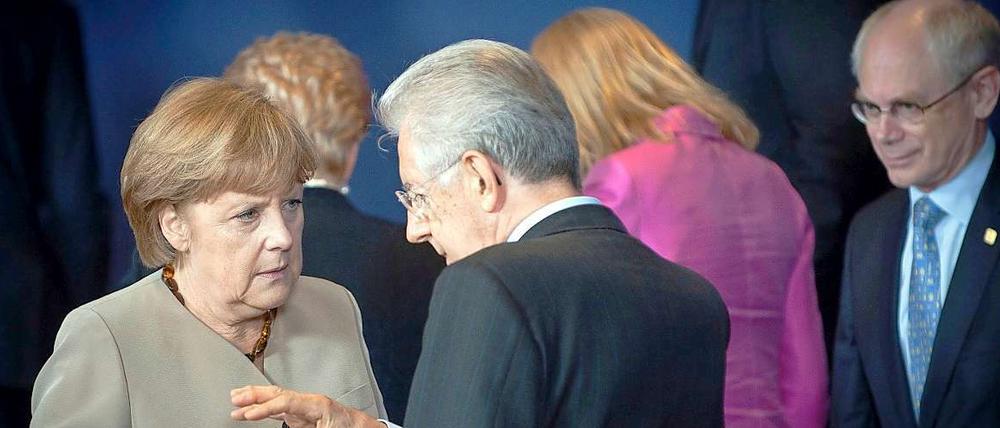 Angela Merkel beim Gespräch in Brüssel mit Italiens Ministerpräsident Mario Monti. 