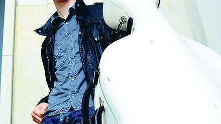 Weißer Lack fürs Cello. Der Musiker und Abiturient Johannes Przygodda, 18, steht vor der Hochschule Hanns Eisler in Mitte. 