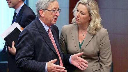 Eurogruppenchef Juncker im Gespräch mit der finnischen Finanzministerin Jutta Urpilainen. Juncker bleibt vorerst Eurogruppenchef.