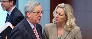 Eurogruppenchef Juncker im Gespräch mit der finnischen Finanzministerin Jutta Urpilainen. Juncker bleibt vorerst Eurogruppenchef.