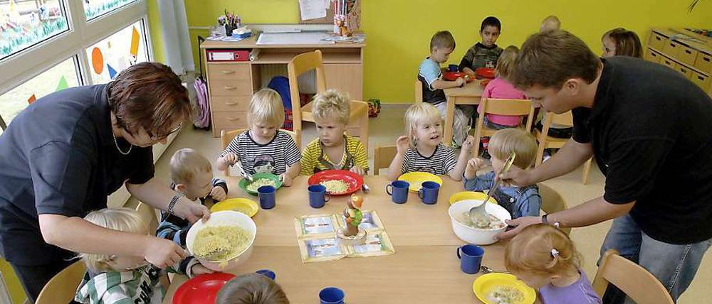 Langzeitarbeitslose sollen zu Erziehern umgeschult werden. Der Plan stößt auf Kritik.