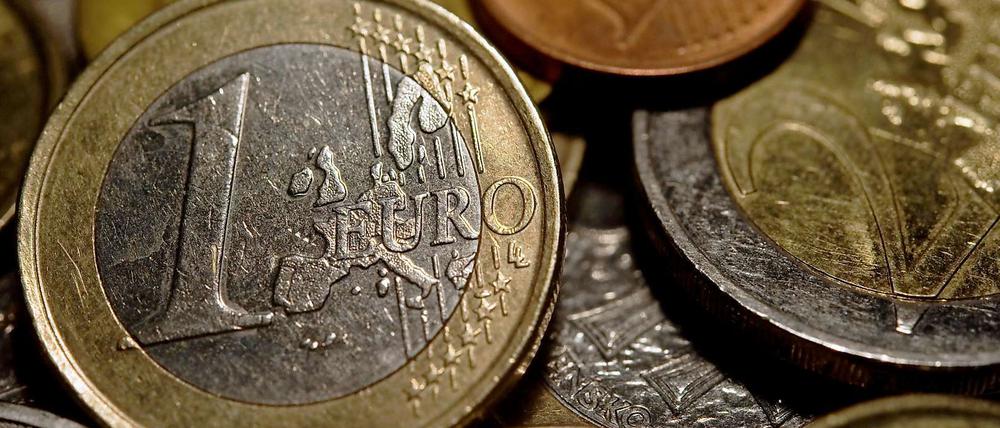 Was ist der richtige Weg aus der Euro-Krise? Der frühere Außenminister Genscher meint: Es muss viel Geld investiert werden.