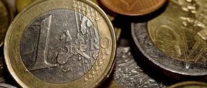Was ist der richtige Weg aus der Euro-Krise? Der frühere Außenminister Genscher meint: Es muss viel Geld investiert werden.