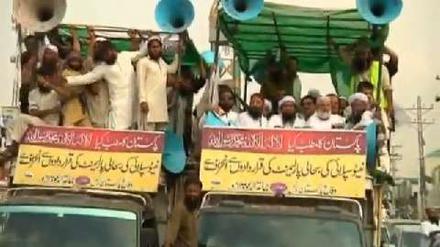 Die Wiederöffnung der NATO-Nachschubrouten für Afghanistan sortg in Pakistan für Proteste. An dem bislang größten Aufmarsch gegen die Wiederöffnung nahmen vor allem religiöse Gruppierungen teil.