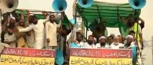 Die Wiederöffnung der NATO-Nachschubrouten für Afghanistan sortg in Pakistan für Proteste. An dem bislang größten Aufmarsch gegen die Wiederöffnung nahmen vor allem religiöse Gruppierungen teil.