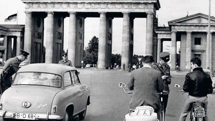 Kontrolle. Die Grenze war zwar bis zum 13. August noch offen, doch ein Wechsel von Ost nach West und umgekehrt war nicht ohne Weiteres möglich. Foto: dpa