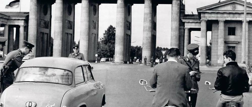 Kontrolle. Die Grenze war zwar bis zum 13. August noch offen, doch ein Wechsel von Ost nach West und umgekehrt war nicht ohne Weiteres möglich. Foto: dpa