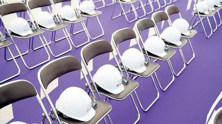 Kommt da noch was? Schutzhelme warten in einem Veranstaltungsraum eines Evonik-Werks in Japan auf Köpfe. Foto: dapd