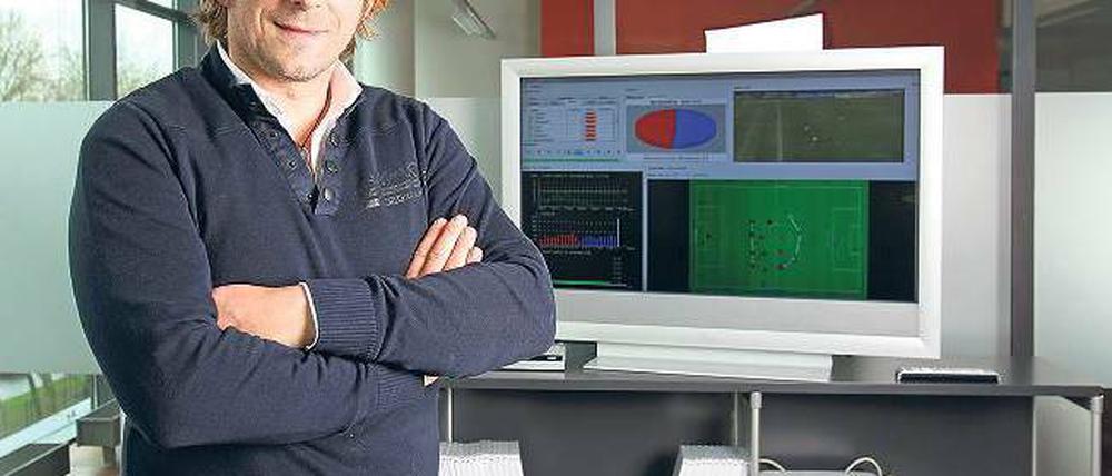 Sven Mislintat, 39, ist als Chef-Scout von Borussia Dortmund immer auf der Suche nach neuen Talenten.Foto: DeFodi
