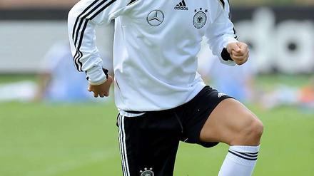 Mesut Özil wurde von Rechtsextremen via Twitter beleidigt - über einen Fakeaccount.