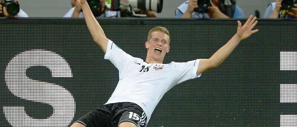 Strahlender Siegtorschütze: Lars Bender feierte gegen Dänemark sein Startelf-Debüt bei dieser EM und erzielte das entscheidende Tor zum 2:1-Endstand.