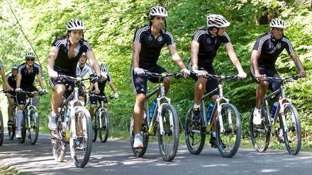 Natürlich mit Helm. Die deutschen Nationalspieler auf Fahrradtour.