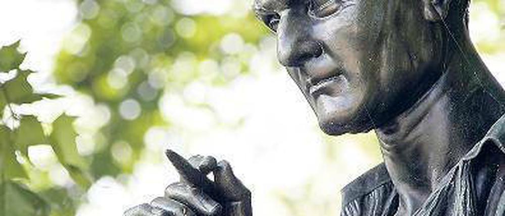 Der Namenspatron. Skulptur von JJR auf Rousseau Island am Zusammenfluss von Rhône und Genfer See. Foto: AFP
