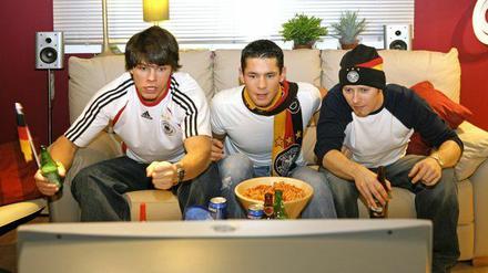 Für viele gehören Knabbereien und Bier zum Fußballgucken dazu.