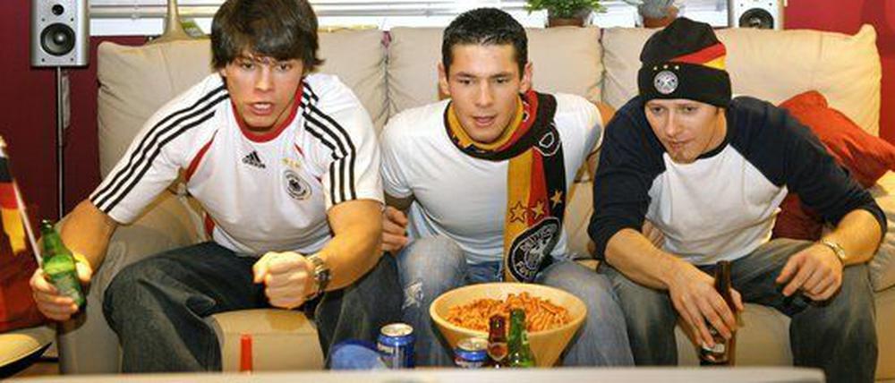 Für viele gehören Knabbereien und Bier zum Fußballgucken dazu.
