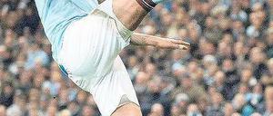 Von außen nach innen. Jerome Boateng soll beim FC Bayern München neben Holger Badstuber in der Abwehrzentrale spielen, obwohl er gelernter Außenverteidiger ist. Foto: dpa