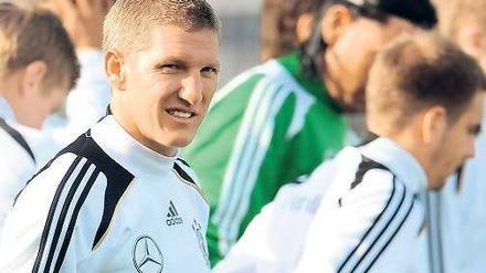 Heitere Aussichten? Bastian Schweinsteiger, hier beim öffentlichen Training der Nationalmannschaft am Montag nach der Ankunft in Danzig, könnte das Auftaktspiel gegen Portugal verpassen.
