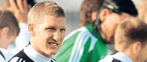 Heitere Aussichten? Bastian Schweinsteiger, hier beim öffentlichen Training der Nationalmannschaft am Montag nach der Ankunft in Danzig, könnte das Auftaktspiel gegen Portugal verpassen.