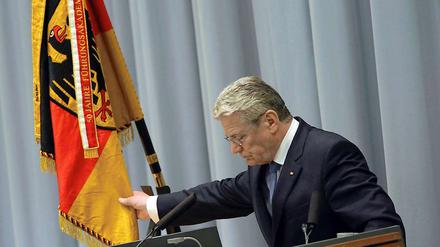 Bundespräsident Joachim Gauck weiß um die Macht der Bilder. Bei seiner Rede in der Führungsakademie der Bundeswehr fasst er die Deutschlandfahne an. 