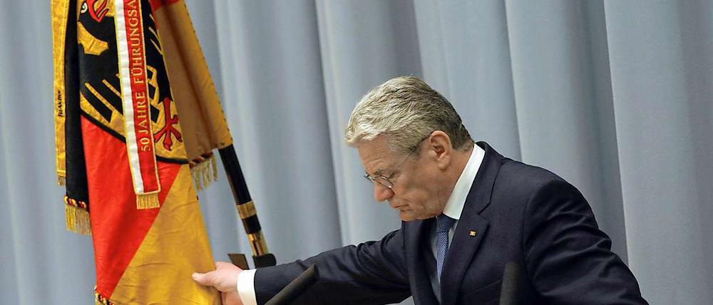Bundespräsident Joachim Gauck weiß um die Macht der Bilder. Bei seiner Rede in der Führungsakademie der Bundeswehr fasst er die Deutschlandfahne an.