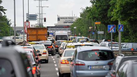 Kein Durchkommen. Der Andrang am Flughafen Tegel war am Montag groß, das richtige Chaos erwarten Experten allerdings erst mit Beginn der Sommerferien. 