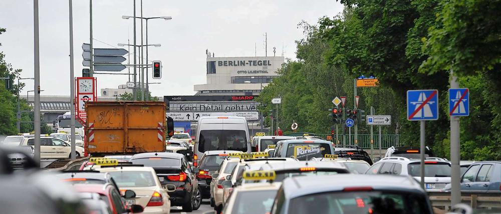 Kein Durchkommen. Der Andrang am Flughafen Tegel war am Montag groß, das richtige Chaos erwarten Experten allerdings erst mit Beginn der Sommerferien. 