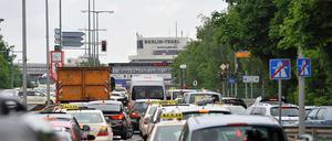 Kein Durchkommen. Der Andrang am Flughafen Tegel war am Montag groß, das richtige Chaos erwarten Experten allerdings erst mit Beginn der Sommerferien.