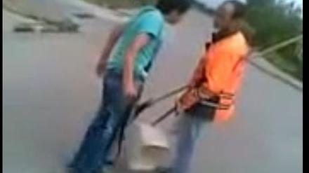 „Oglum bak, git“ (Junge, zieh Leine) sagt der Straßenkehrer zum pöbelnden Jugendlichen. Danach wird er rabiat.