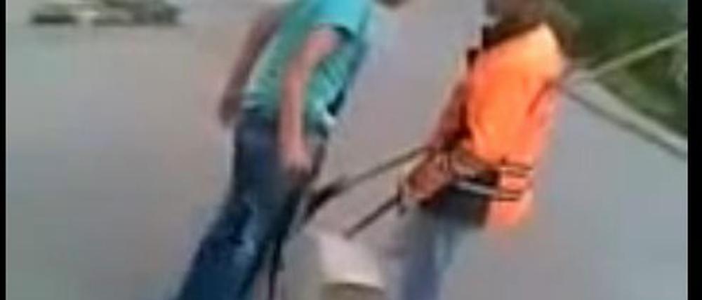 „Oglum bak, git“ (Junge, zieh Leine) sagt der Straßenkehrer zum pöbelnden Jugendlichen. Danach wird er rabiat.