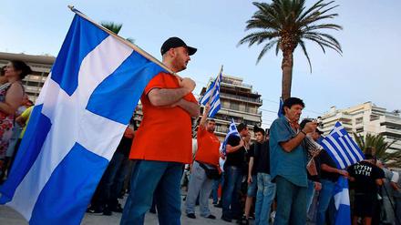 Anhänger der rechtsextremen Partei Goldene Morgenröte versammeln sich in Athen.