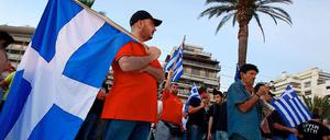 Anhänger der rechtsextremen Partei Goldene Morgenröte versammeln sich in Athen.