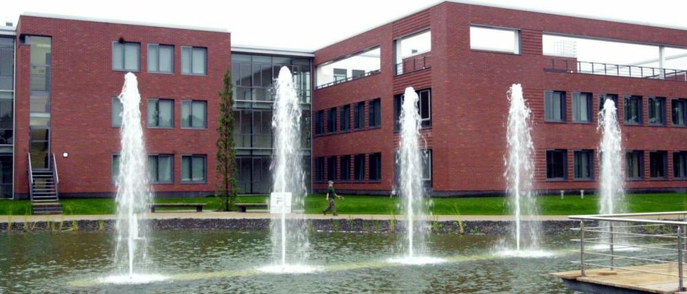 Das Hasso-Plattner-Institut (HPI) in Potsdam-Babelsberg zieht sich von dem umstrittenen Forschungsprojekt der Schufa zurück. 