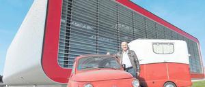 Veteranen unter sich. Erwin Hymer präsentiert vor seinem Museum für mobiles Reisen in Bad Waldsee einen Fiat 500 mit Wohnanhänger der Marke Laika.